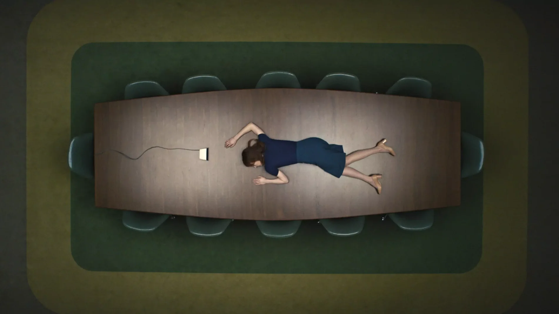 Britt Lower, una de las protagonistas, tumbada en una mesa de la misteriosa oficina