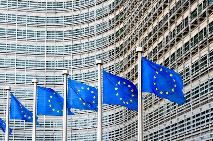 Banderas de la Unión Europea frente a sede en Bruselas, Bélgica