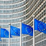 Banderas de la Unión Europea frente a sede en Bruselas, Bélgica