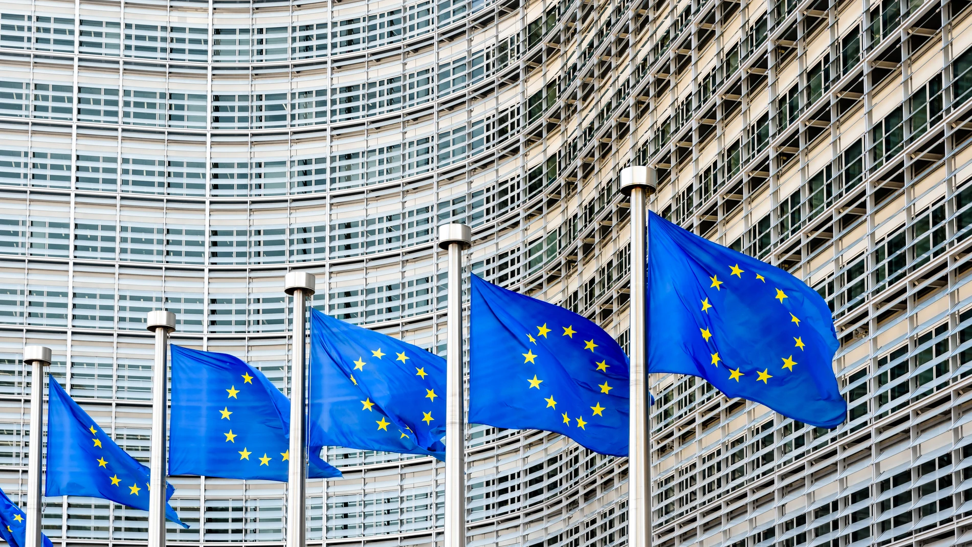 Banderas de la Unión Europea frente a sede en Bruselas, Bélgica
