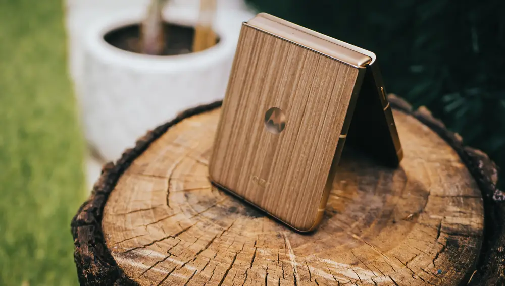 La parte exterior del motorola razr 60 ultra en su acabado de madera