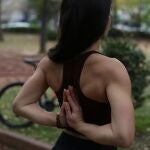 Dile adiós a los brazos flácidos: los 3 ejercicios clave para fortalecer tus tríceps en casa, según experta