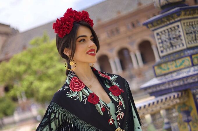 Violeta Mangriñán con traje de flamenca.
