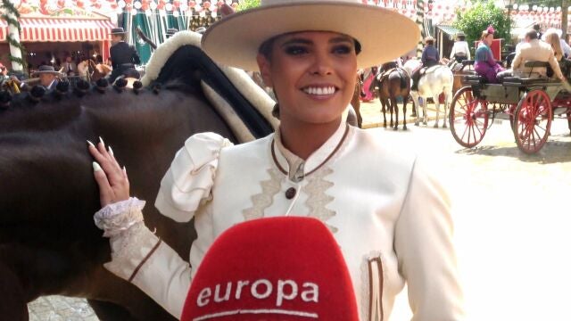 Gloria Camila se olvida de su guerra con Ana María Aldón debutando como amazona en la Feria de Abril