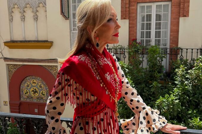 Carmen Lomana vestida de flamenca.