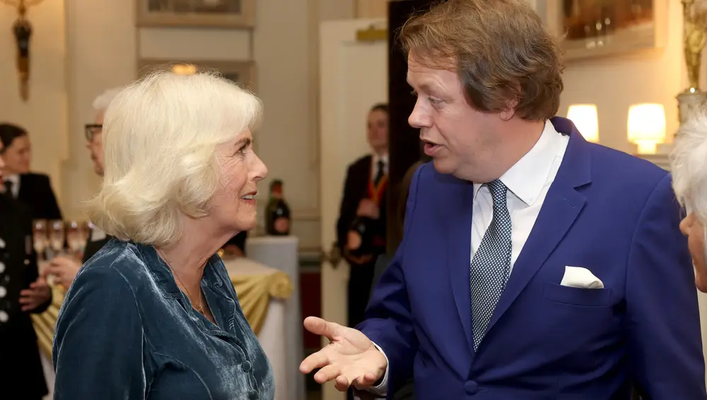 La reina Camilla junto a su hijo Tom Parker Bowles