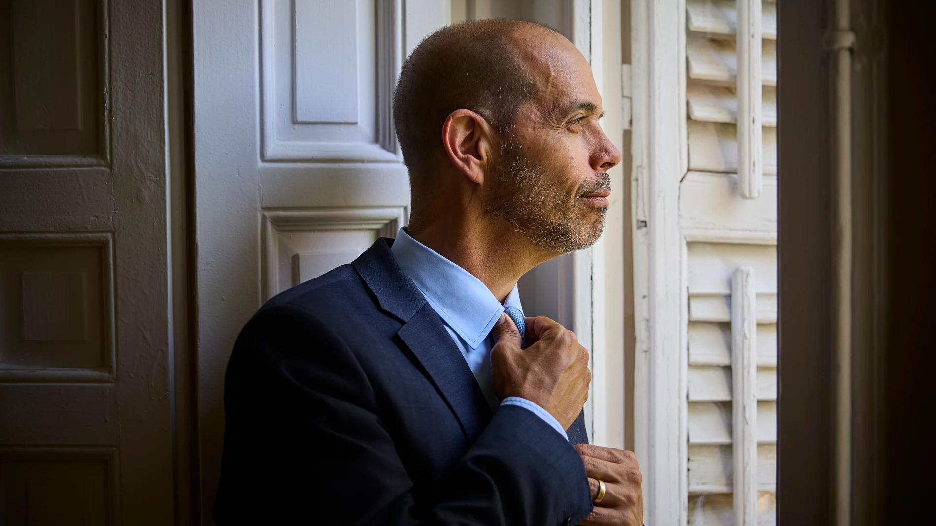 Entrevista con el abogado Carlos Gómez-Jara, uno de los promotores de la iniciativa para que se pueda perseguir penalmente a los colegios que no tengan políticas eficaces contra el acoso, sostiene que las cifras indican que el sistema está fallando y que buena parte de la responsabilidad es la falta de incentivos a los colegios para perseguir estas conductas. Este experto en la responsabilidad penal en de las personas jurídicas lamenta que no haya una tipificación específica del acoso escolar...