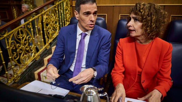 Ell presidente del Gobierno, Pedro Sánchez, con María Jesús Montero, ayer en el Congreso