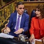 Ell presidente del Gobierno, Pedro Sánchez, con María Jesús Montero, ayer en el Congreso