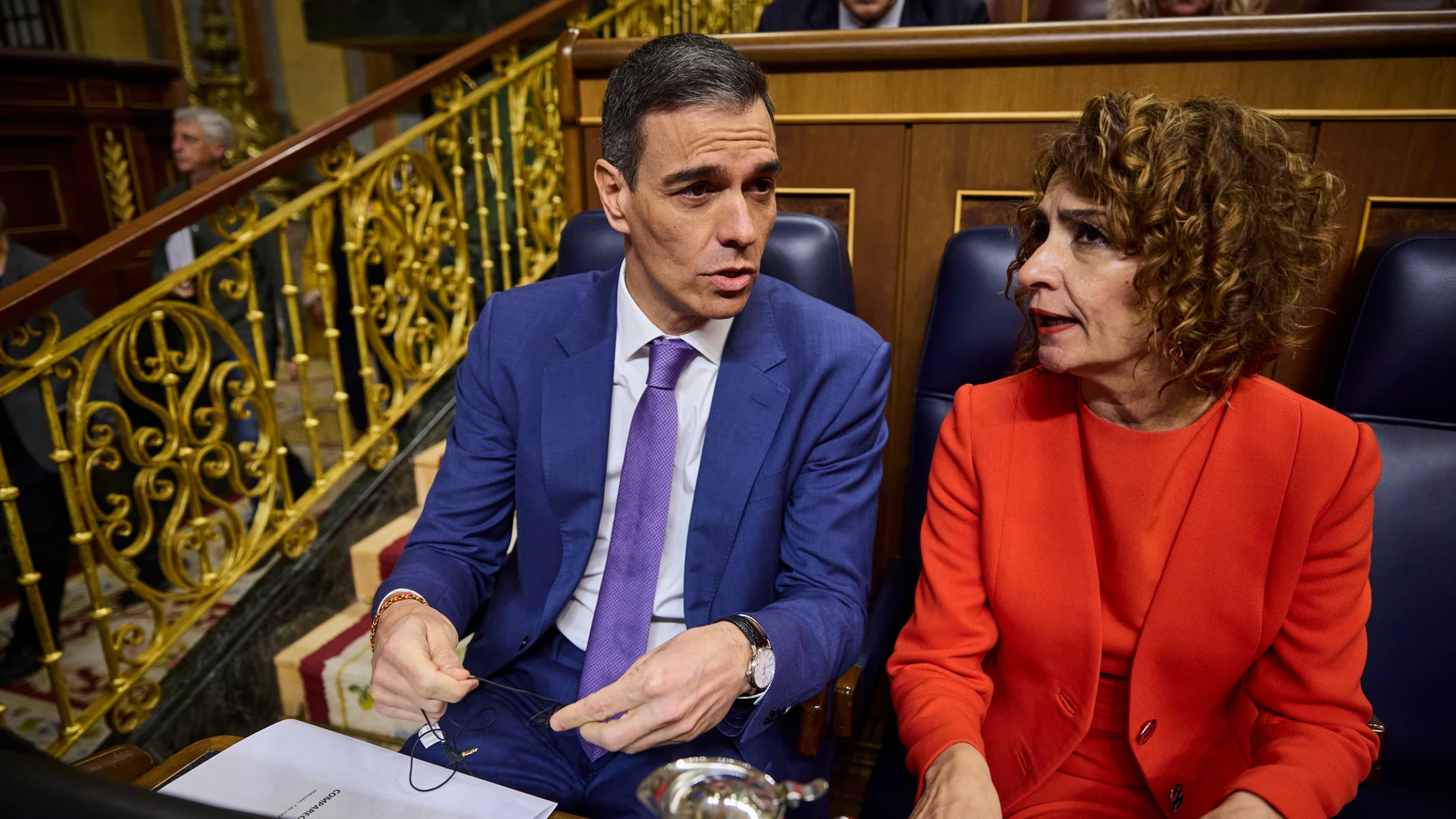 Ell presidente del Gobierno, Pedro Sánchez, con María Jesús Montero, ayer en el Congreso