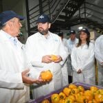López Miras sujeta un pimiento amarillo murciano en San Javier