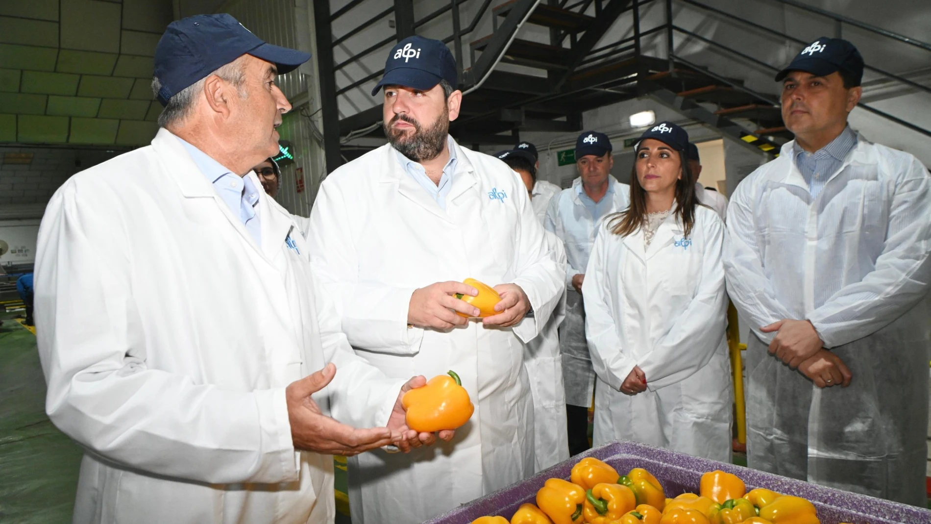 López Miras sujeta un pimiento amarillo murciano en San Javier