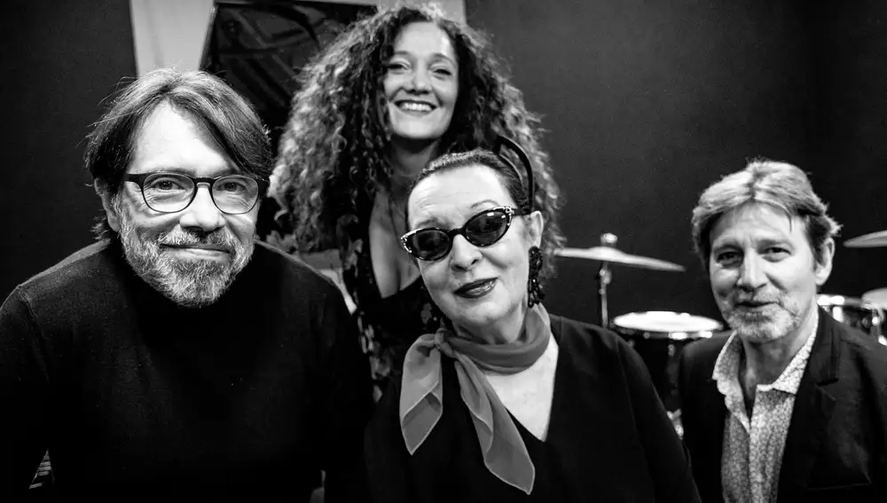 Martirio posa con su grupo de músicos