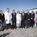 El consejero de Economía y Hacienda y portavoz, Carlos Fernández Carriedo, y el consejero de Sanidad, Alejandro Vázquez Ramos, firman el protocolo para impulsar instalaciones de autoconsumo fotovoltaico en hospitales y centros de salud de la Comunidad