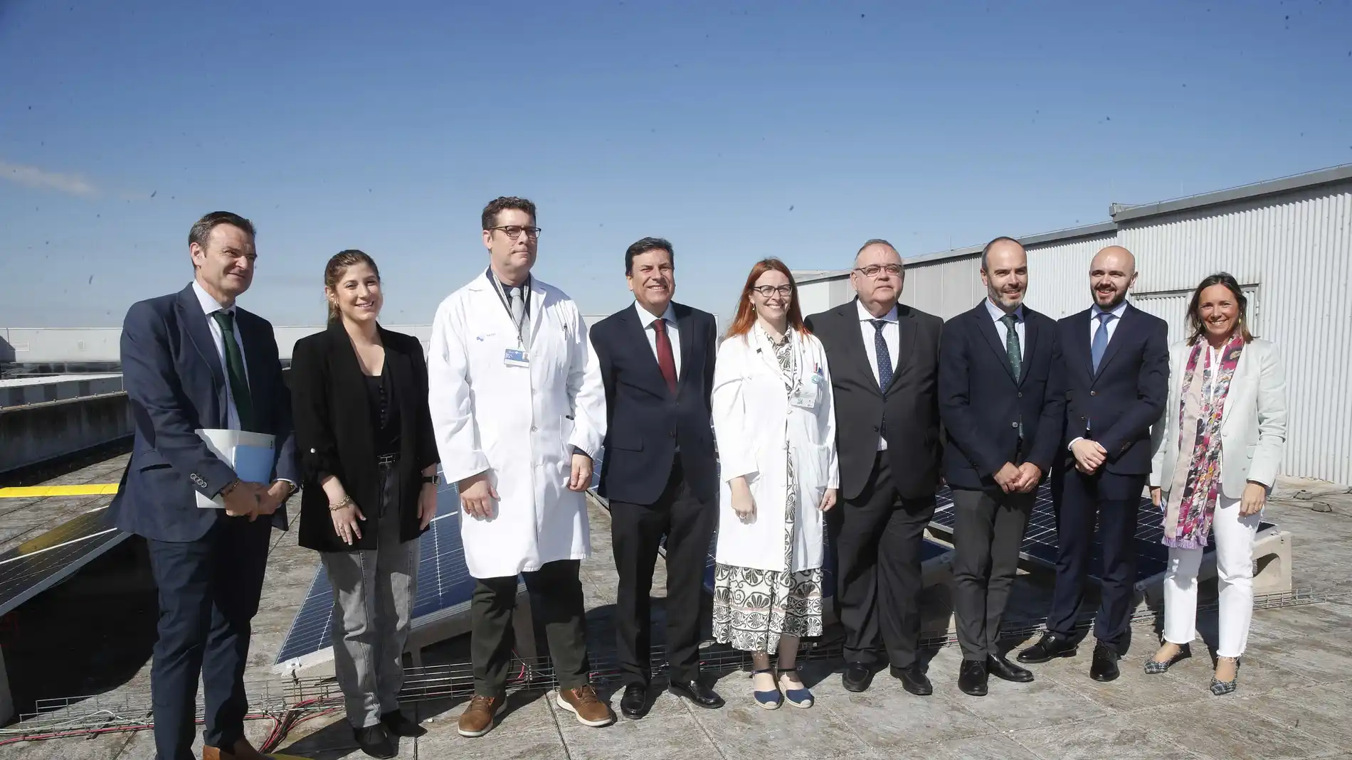 El consejero de Economía y Hacienda y portavoz, Carlos Fernández Carriedo, y el consejero de Sanidad, Alejandro Vázquez Ramos, firman el protocolo para impulsar instalaciones de autoconsumo fotovoltaico en hospitales y centros de salud de la Comunidad