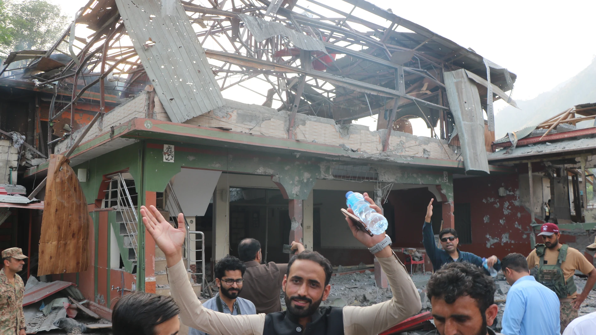 KASHMIR (Pakistan), 07/05/2025.- People inspect the damage following India's missile strike on Bilal Mosque in Muzaffarabad, the capital of Pakistani-administered Kashmir, 07 May 2025. India stated that it conducted military strikes on nine sites in Pakistan in retaliation for a deadly militant attack on tourists in Kashmir. EFE/EPA/AMIIRUDDIN MUGHAL