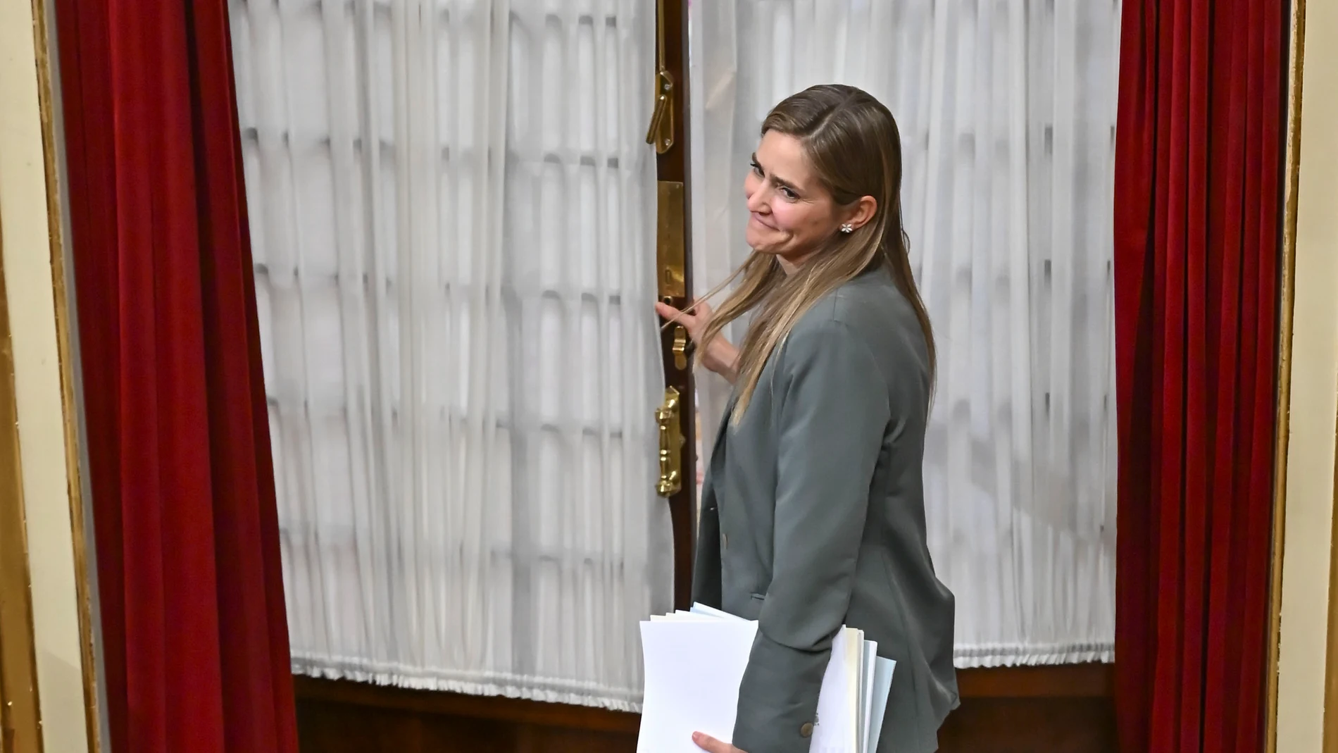 MADRID, 07/05/2025.- La vicepresidenta tercera y ministra para la Transición Ecológica y el Reto Demográfico, Sara Aagesen, a su salida del pleno celebrado este miércoles en el Congreso, en el que el presidente del Gobierno, Pedro Sánchez, ha informado del plan de defensa y del apagón masivo del 28 de abril. EFE/ Fernando Villar