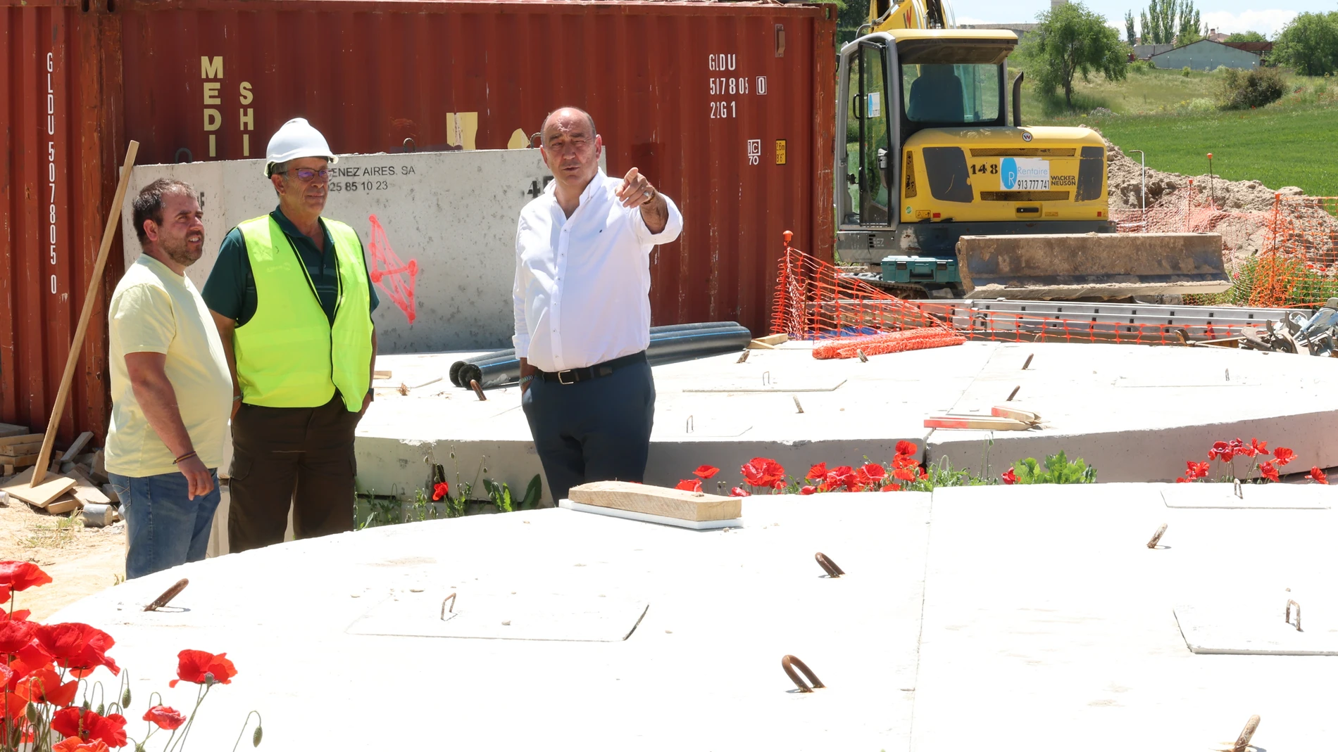 De Vicente visita una obra en una localidad segoviana