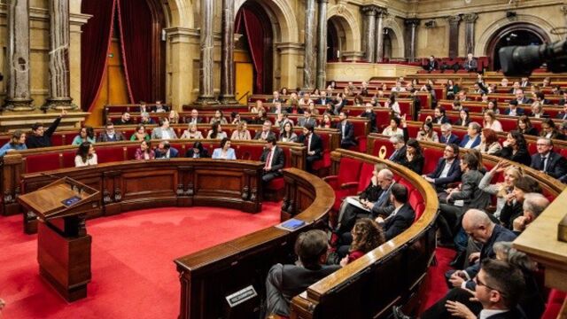El Parlament catalán aprueba la creación de un cuerpo de funcionarios de acción exterior
