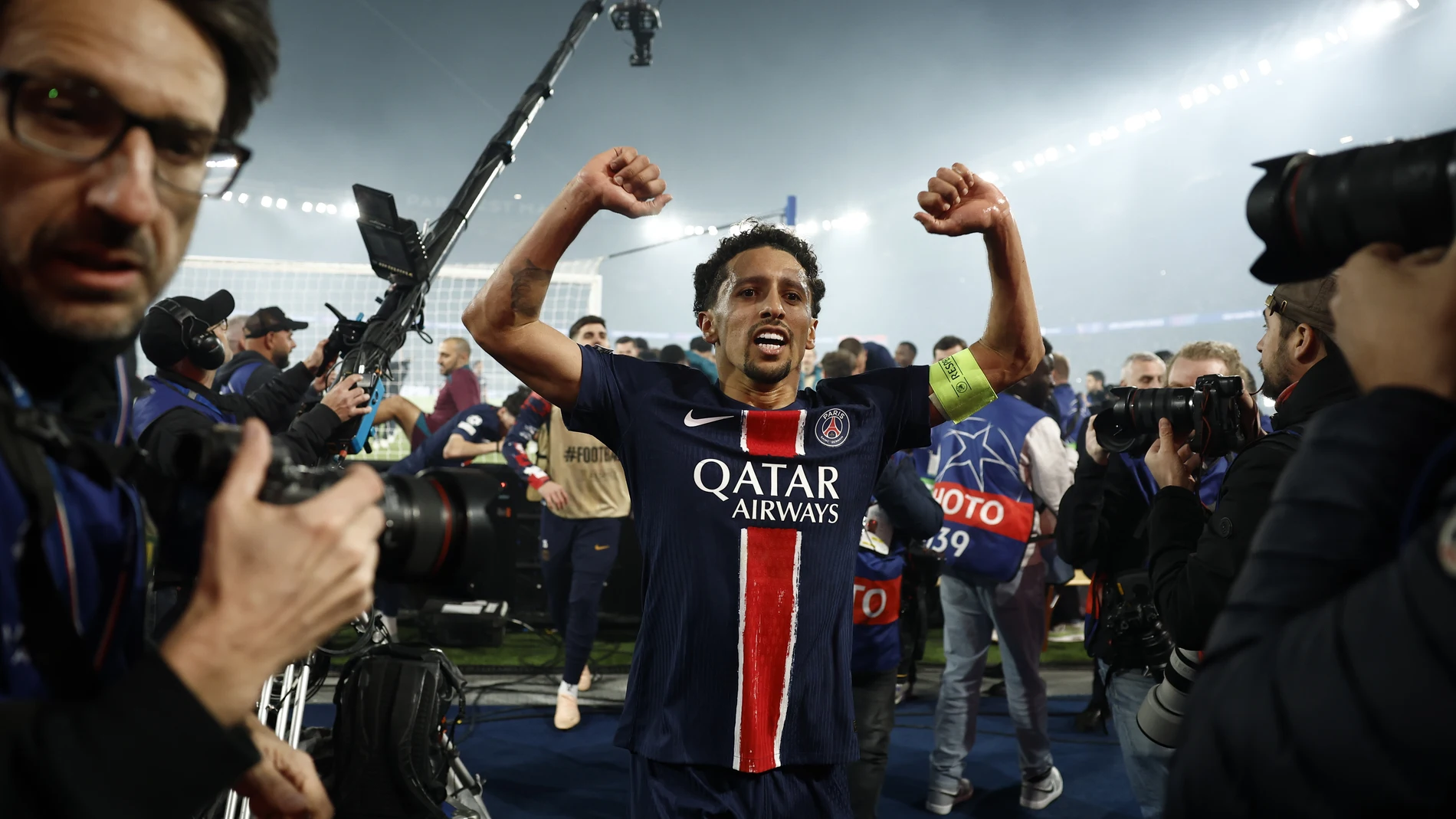 PARIS (France), 07/05/2025.- Marquinhos of PSG celebrates with supporters after winning the UEFA Champions League semi-finals 2nd leg soccer match between Paris Saint-Germain and Arsenal FC, in Paris, France, 07 May 2025. (Liga de Campeones, Francia) EFE/EPA/YOAN VALAT