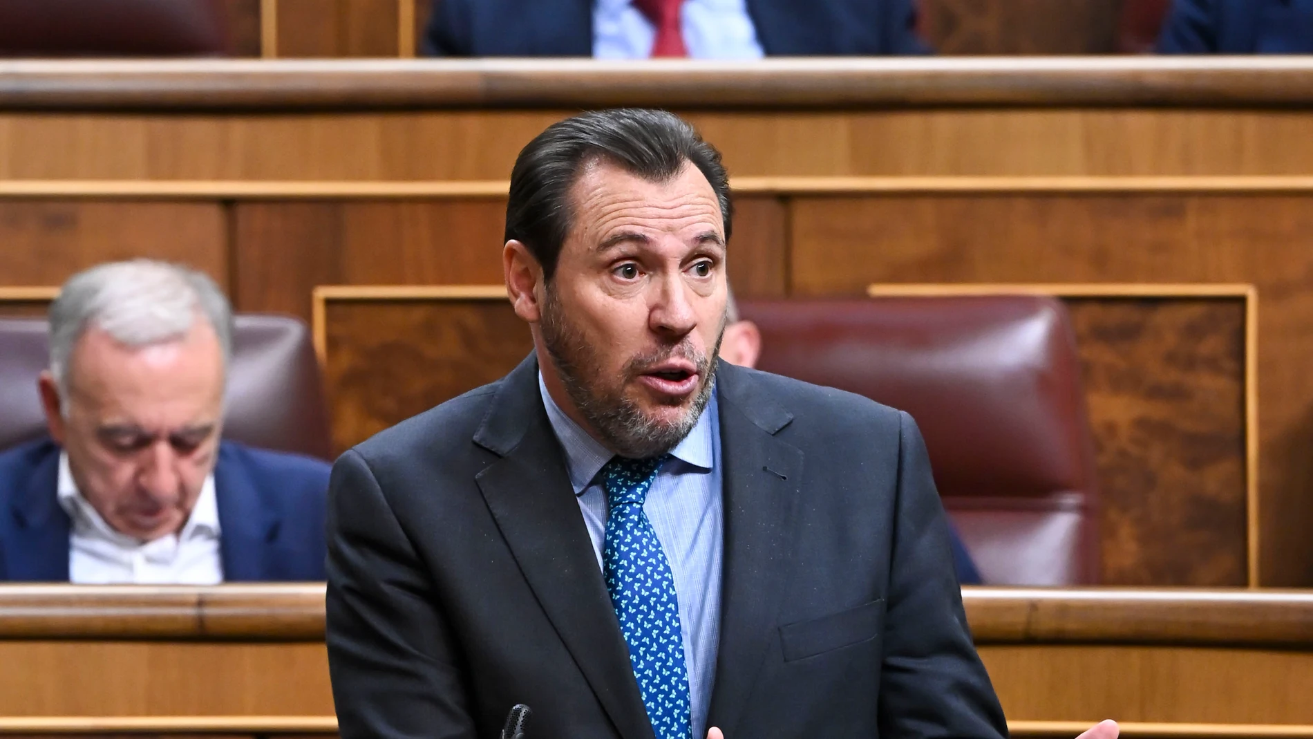 MADRID, 07/05/2025.- El ministro de Transportes y Movilidad Sostenible, Óscar Puente, interviene en el pleno celebrado este miércoles en el Congreso, en el que el presidente del Gobierno, Pedro Sánchez, ha informado del plan de defensa y del apagón masivo del 28 de abril. EFE/ Fernando Villar