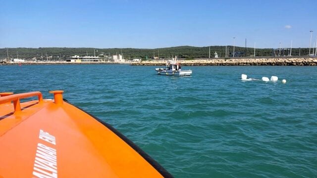Una embarcación en el puerto de Barbate