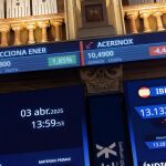 Economía/Bolsa.- El Ibex 35 cae un 0,70% a media sesión, hasta los 13.400 puntos, a la espera de la Fed