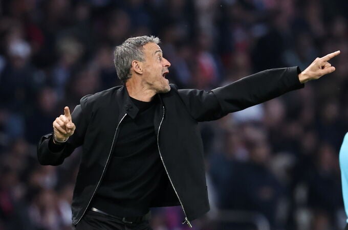 Luis Enrique da indicaciones durante el partido de semifinales de la UEFA Champions League