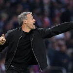 Luis Enrique da indicaciones durante el partido de semifinales de la UEFA Champions League