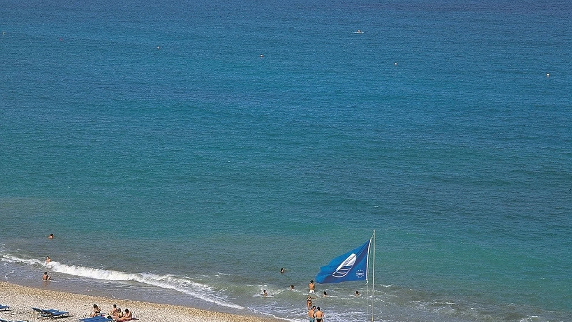 Una bandera azul en una playa de la Comunitat Valenciana REMITIDA / HANDOUT por GVA Fotografía remitida a medios de comunicación exclusivamente para ilustrar la noticia a la que hace referencia la imagen, y citando la procedencia de la imagen en la firma 07/05/2025