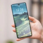 Snapdragon 8s Gen 3, 12 GB de RAM, pantalla AMOLED curva y una cámara que no dispara: compone