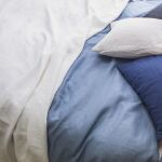 Cómo limpiar edredones y almohadas sin usar la lavadora