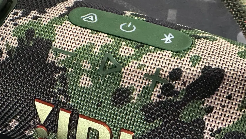 Detalle de los controles físicos del JBL Charge 6