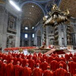 Los cardenales, ayer, durante la eucaristía «Pro Eligendo Romano Pontifice»