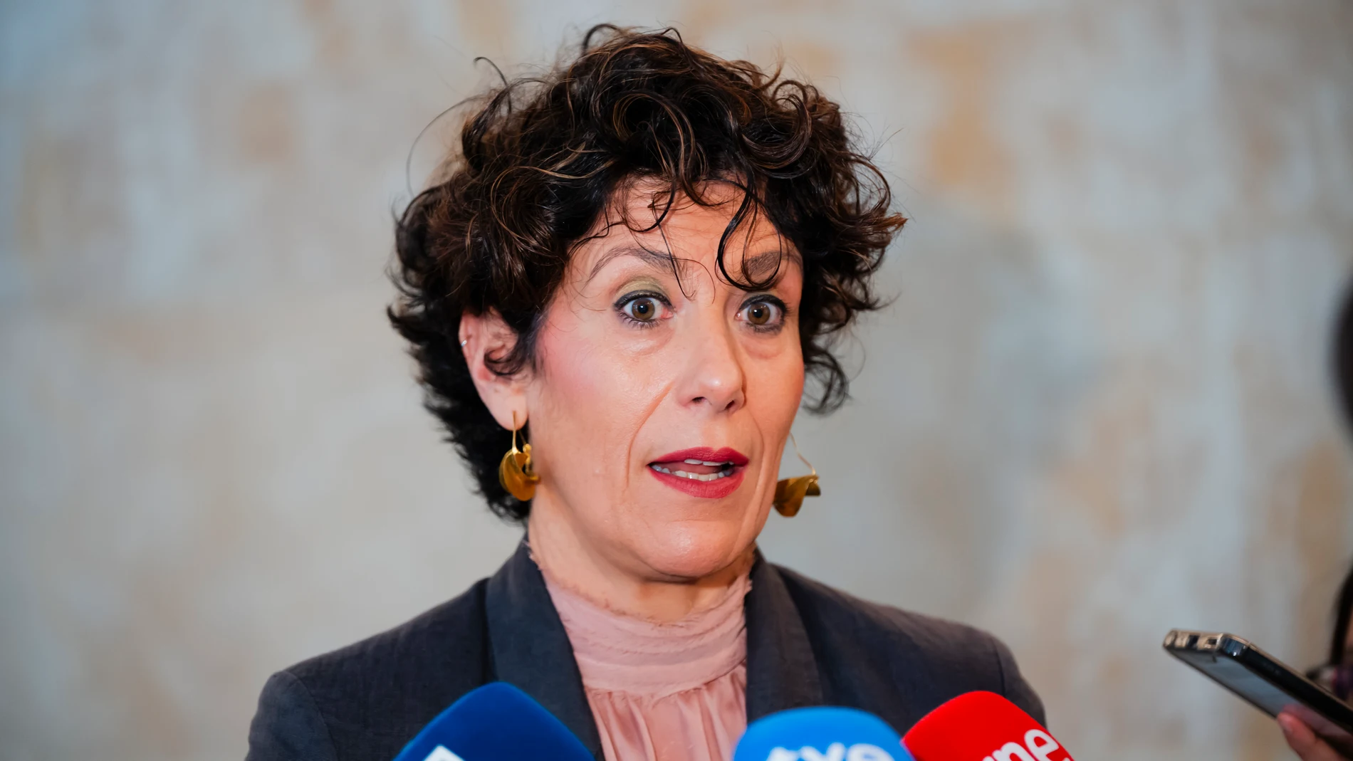La ministra de Inclusión, Seguridad Social y Migraciones, Elma Saiz, tras la reunión bilateral con la comisaria europea de Empleo, Roxana Mînzatu, en la sede del Ministerio, a 8 de mayo de 2025, en Madrid (España). El encuentro entre ambas responsables se ha centrado en el despliegue del Ingreso Mínimo Vital y su alcance social y sobre las posibles mejoras en la coordinación de los sistemas de Seguridad Social y Pensiones en el contexto de la Unión Europea. 08 MAYO 2025 Mateo Lanzuela / Eur...