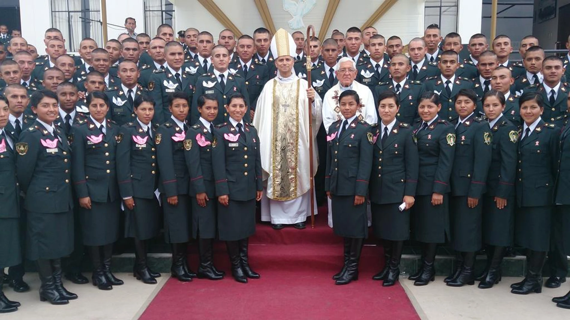 Fotografía del 18 de julio de 2015 tomada de la cuenta en X @drprevost de Robert Francis Prevost de él posando durante confirmaciones en la Escuela de la Policía Nacional en Lima (Perú). El estadounidense, pero también con nacionalidad peruana, Robert Francis Prevost se ha convertido en el pontífice 267 de la historia, tras ser elegido por los 133 cardenales reunidos en el segundo día de cónclave, que se han decantado por un perfil muy cercano a su predeceso...
