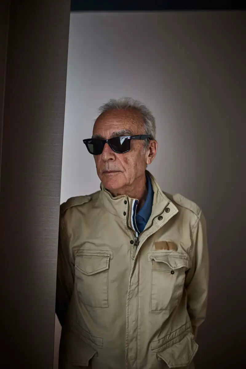 Entrevista con el escritor Juan José Millás, que presenta su última obra, 'Ese imbécil va a escribir una novel