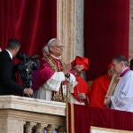 El nuevo Papa, en el balcón central de la Basilíca de San Pedro