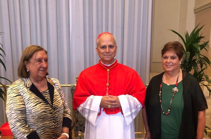 El nuevo Papa en una foto reciente con Lydia Jiménez y María del Rosario Sáez Yuguero