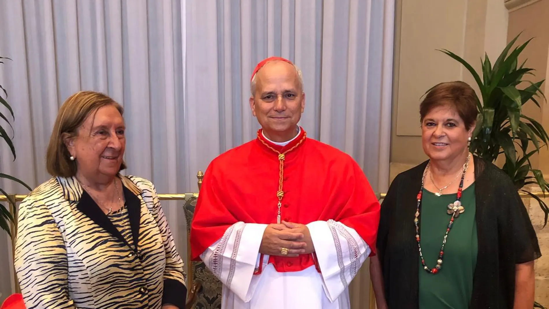 El nuevo Papa en una foto reciente con Lydia Jiménez y María del Rosario Sáez Yuguero
