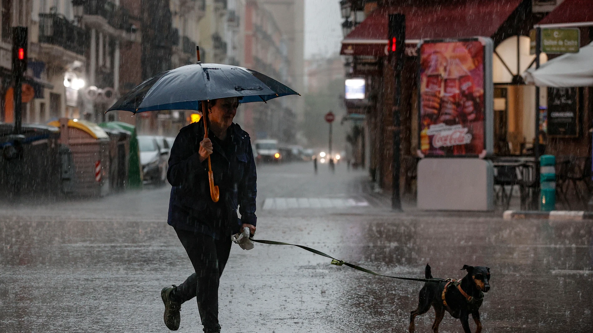 FOTODELDÍA GRAFCVA7412. VALÈNCIA, 08/05/2025.- El frente de tormentas que atraviesan las provincias de Valencia y Castellón durante la tarde de este jueves ha dejado fuertes granizadas en zonas del interior de la primera, en localidades como Bugarra, l'Olleria, Villar del Arzobispo y Xàtiva, y genera problemas en la circulación ferroviaria de la segunda. En la imagen la tormenta que ha descargado este jueves en la ciudad de València. EFE/Manuel Bruque