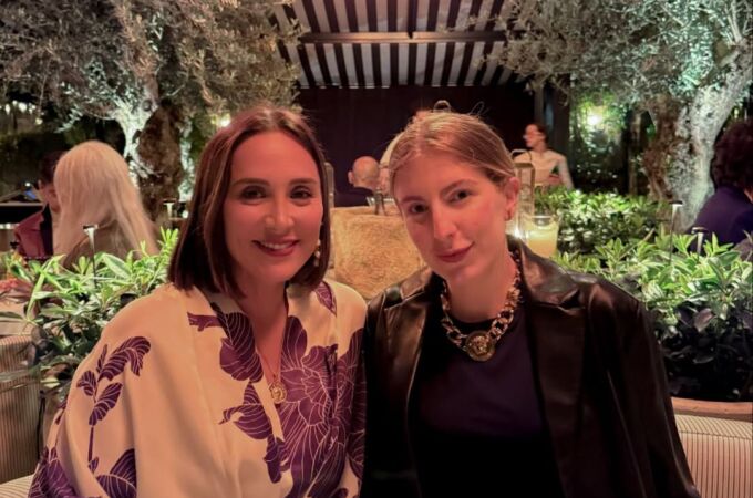 Tamara Falcó con look de invitada ideal.