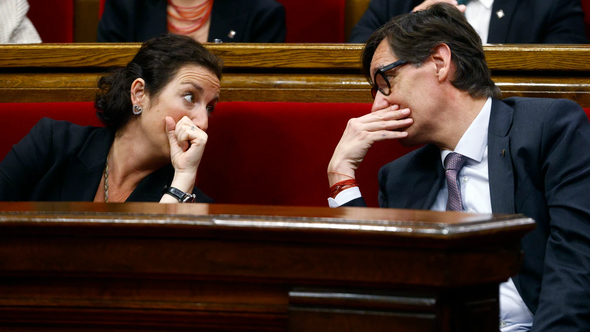 GRAFCAT8016. BARCELONA, 08/05/2025.- El presidente de la Generalitat, Salvador Illa, conversa con la consellera de Economía, Alícia Romero, durante la tercera y última jornada del pleno del Parlamento de Cataluña de esta semana, un día después de ser convalidados los últimos decretos del Govern, entre ellos el primer suplemento de crédito para este año. EFE/Quique García