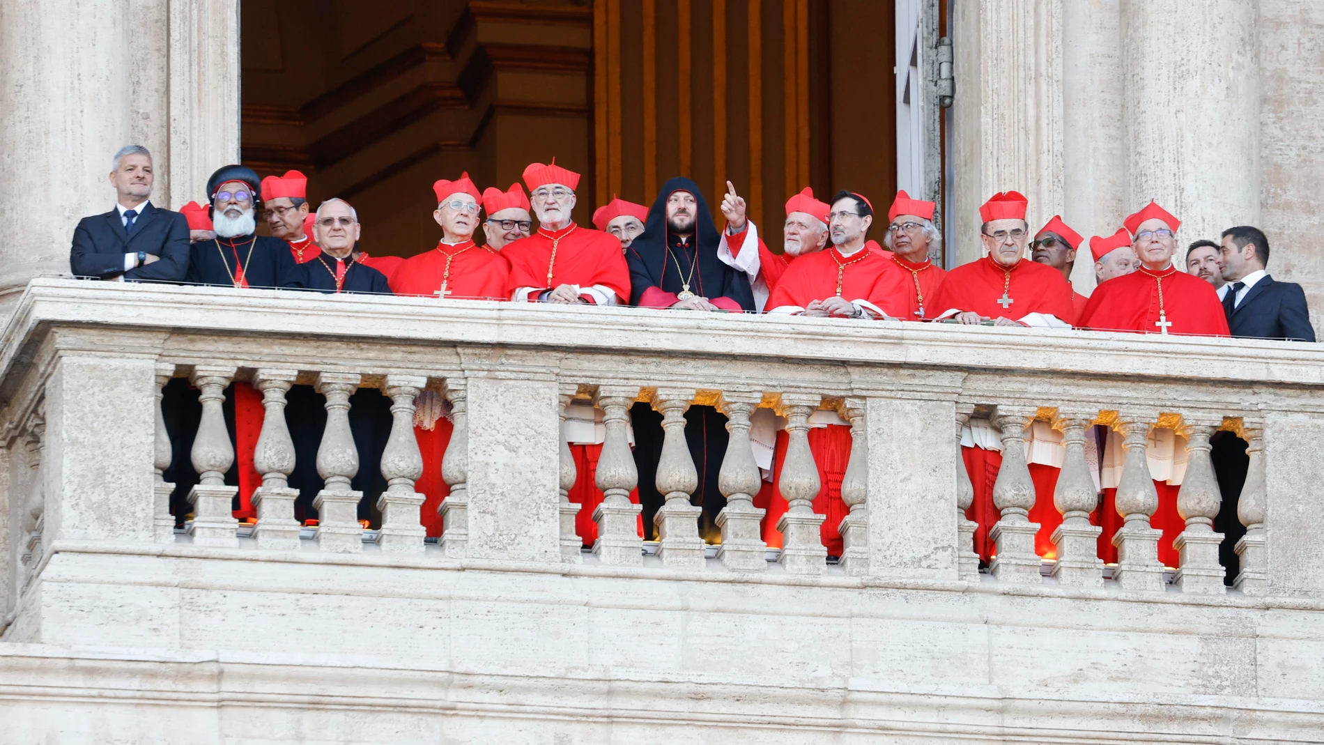 VATICAN CITY (Vatican City State (Holy See)), 08/05/2025.- Cardinals look at St, Peter's square moments before newly elected Pope Leo XIV, Cardinal Robert Francis Prevost from the USA, appeared on the balcony of St Peter's Basilica after his election, in Vatican City, 08 May 2025 (Papa, Cardenal) EFE/EPA/FABIO FRUSTACI