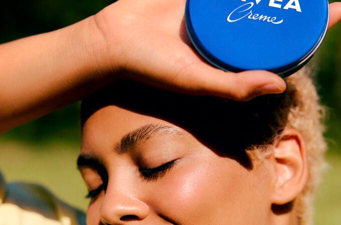 Crema Nivea de lata azul: el icónico hidratante a prueba de tiempo que la OCU ha puesto bajo la lupa