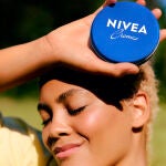 Crema Nivea de lata azul: el icónico hidratante a prueba de tiempo que la OCU ha puesto bajo la lupa