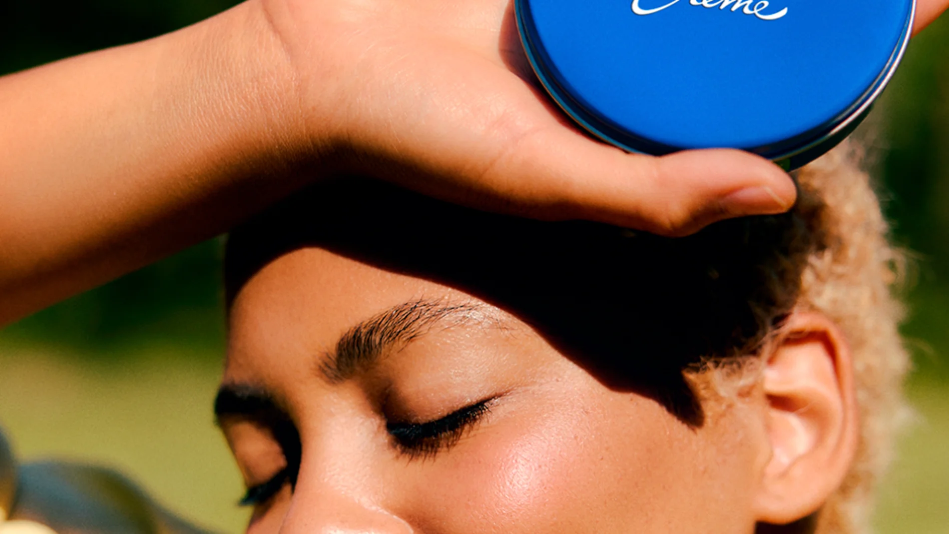 Crema Nivea de lata azul: el icónico hidratante a prueba de tiempo que la OCU ha puesto bajo la lupa