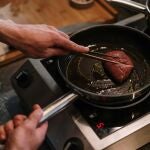 Persona cocinando un filete