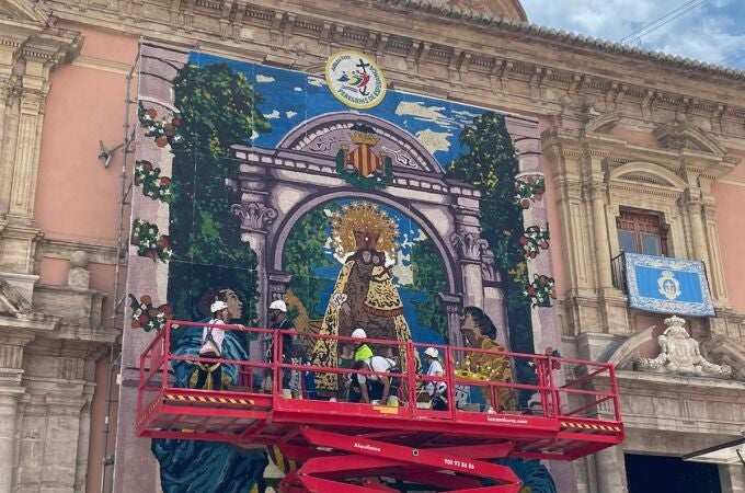 Valencia.- El tapiz de la Virgen homenajea la solidaridad por la dana "como símbolo de la devoción" por la patrona