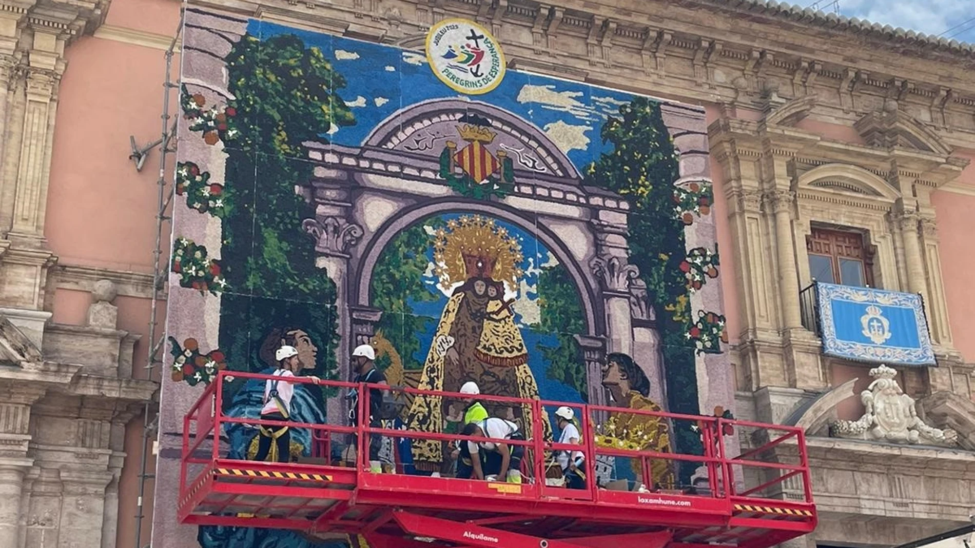 El tapiz de la Virgen de los Desamparados homenajea la solidaridad vivida por la riada REMITIDA / HANDOUT por AYTO VALÈNCIA Fotografía remitida a medios de comunicación exclusivamente para ilustrar la noticia a la que hace referencia la imagen, y citando la procedencia de la imagen en la firma 08/05/2025